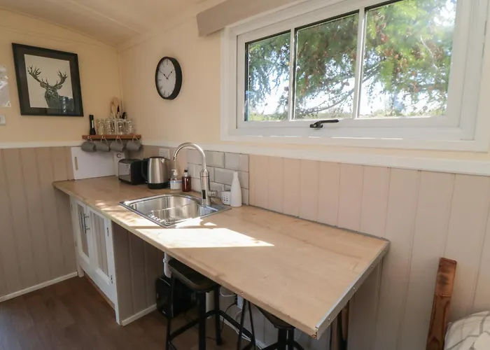 Woodpeckers Shepherds Hut *